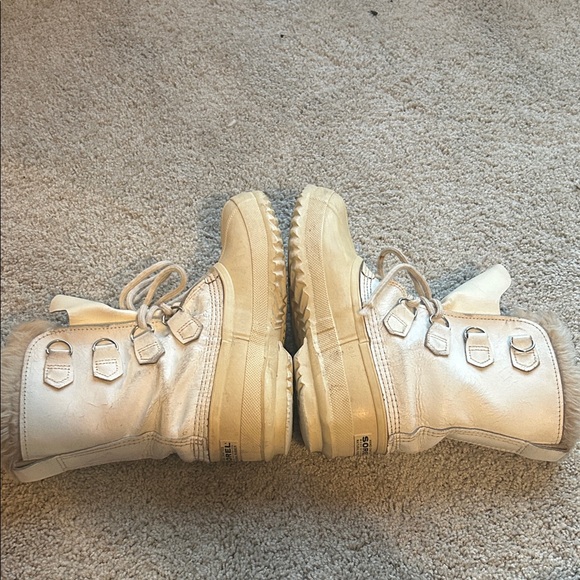 Sorel Cream and Tan Fur-Lined Boots - Picture 4 of 10